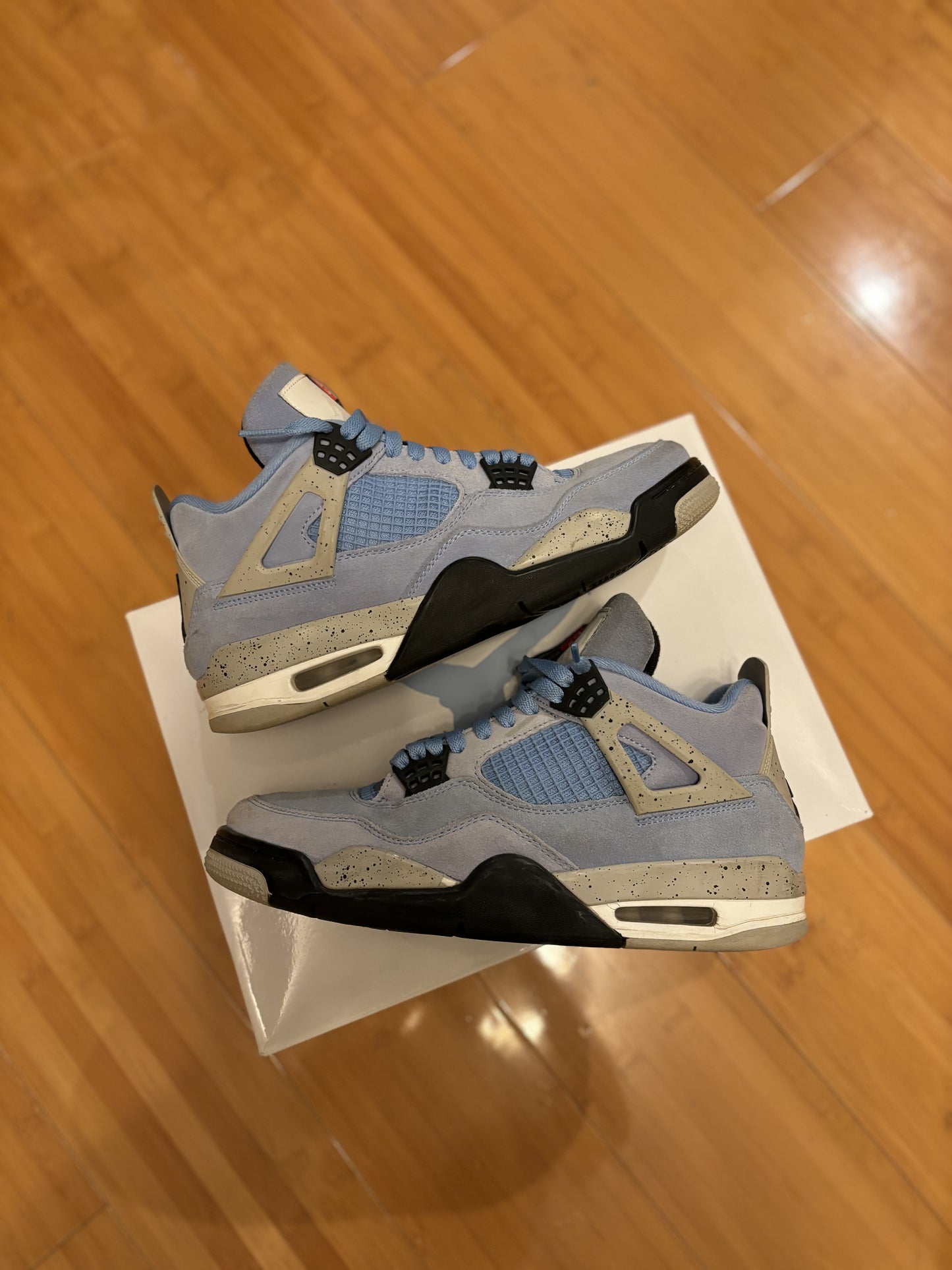 JORDAN 4 RETRO UNIVERSITY BLUE (MENS) PREOWNED