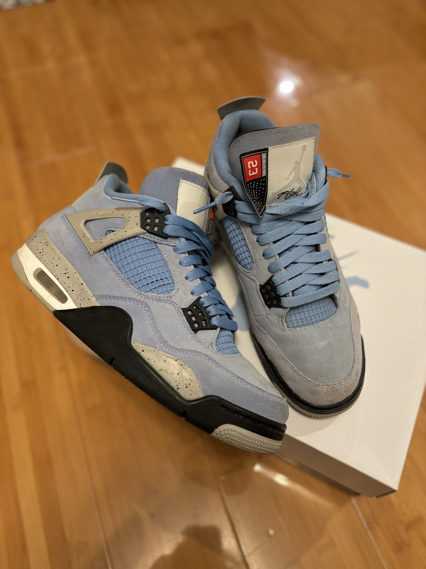 JORDAN 4 RETRO UNIVERSITY BLUE (MENS) PREOWNED